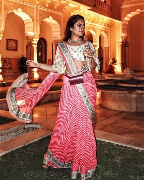 Belted Sarees For Those Who Are Looking For Fuss